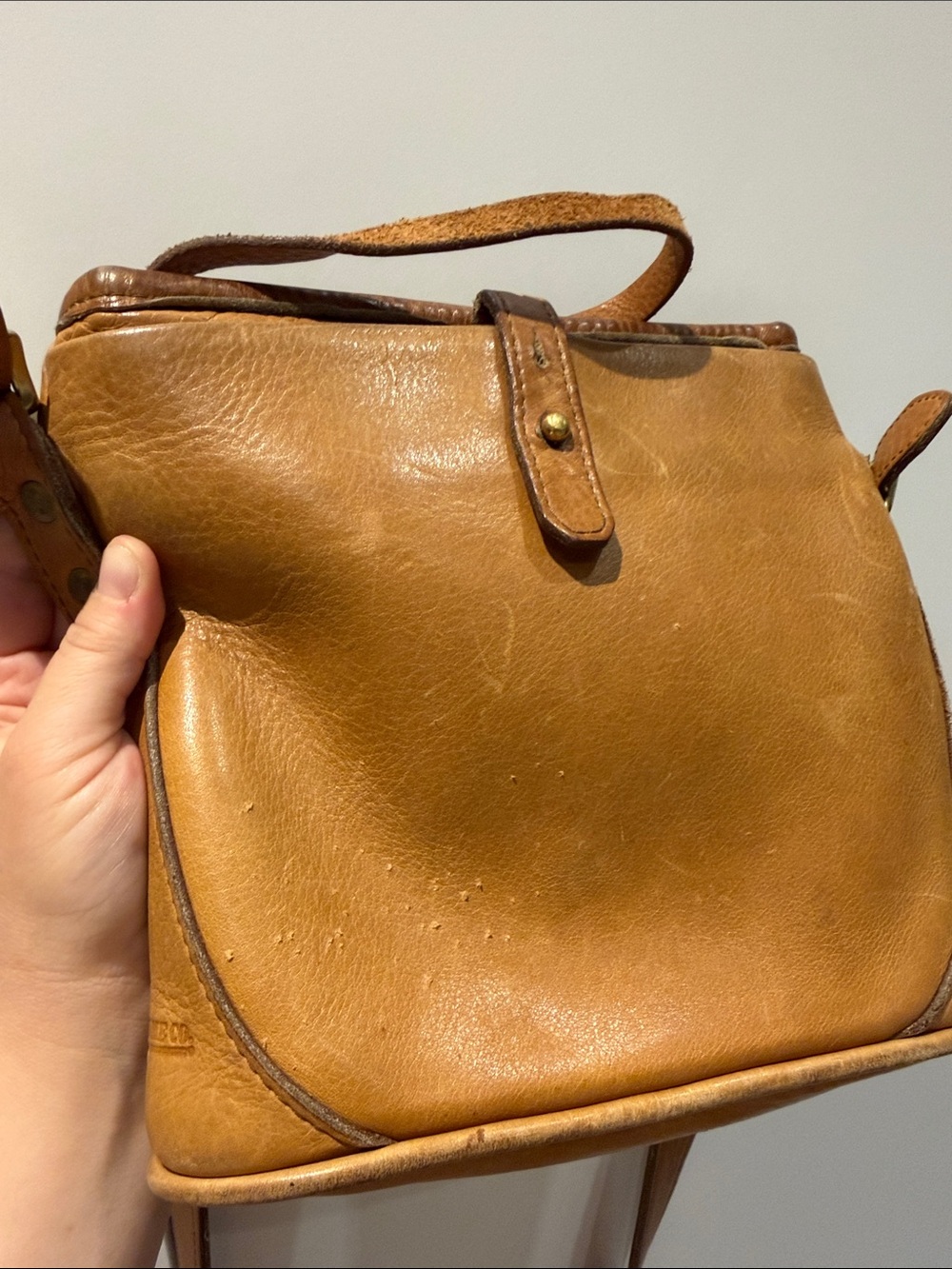 Classic Tan Leather Crossbody Bag with Adjustable Strap - Picture 4 of 14